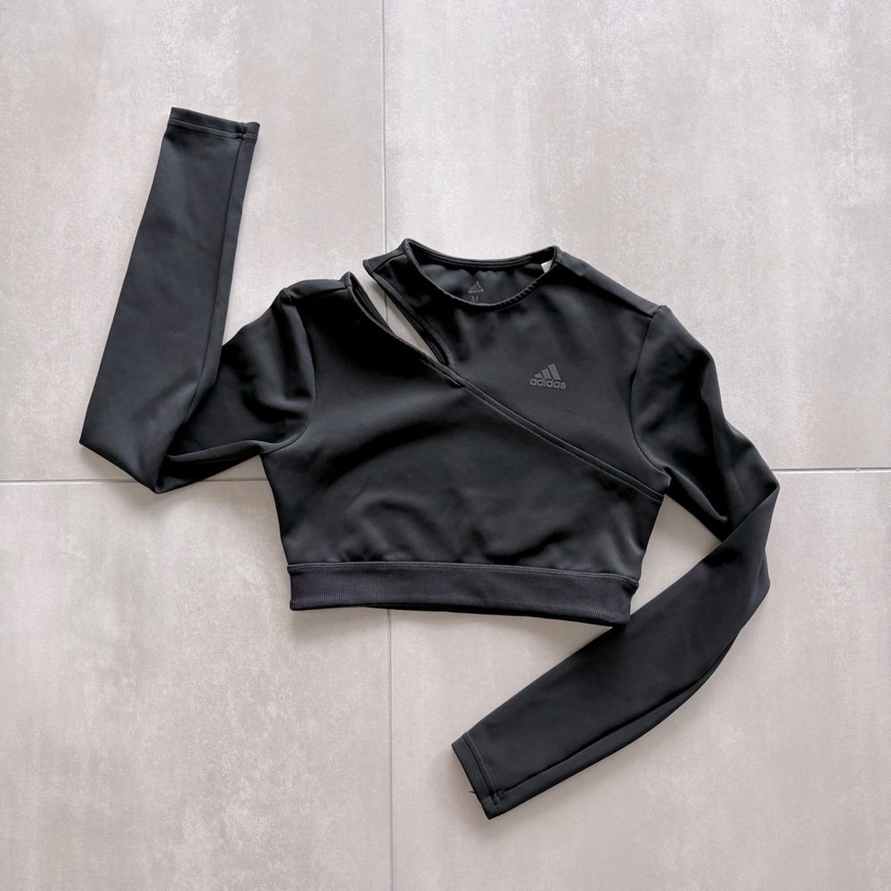 🖤 Adidas AeroReady Long-Sleeve Crop Top – Asymmetrical Cut-Out – M